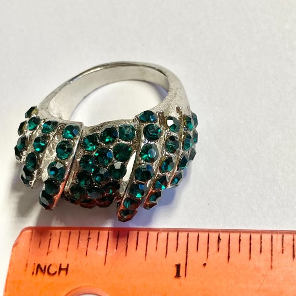 Vintage Emerald Green Crystal Boho Dome Cocktail Ring Size 9 Silver Tone Plated - Picture 9 of 11